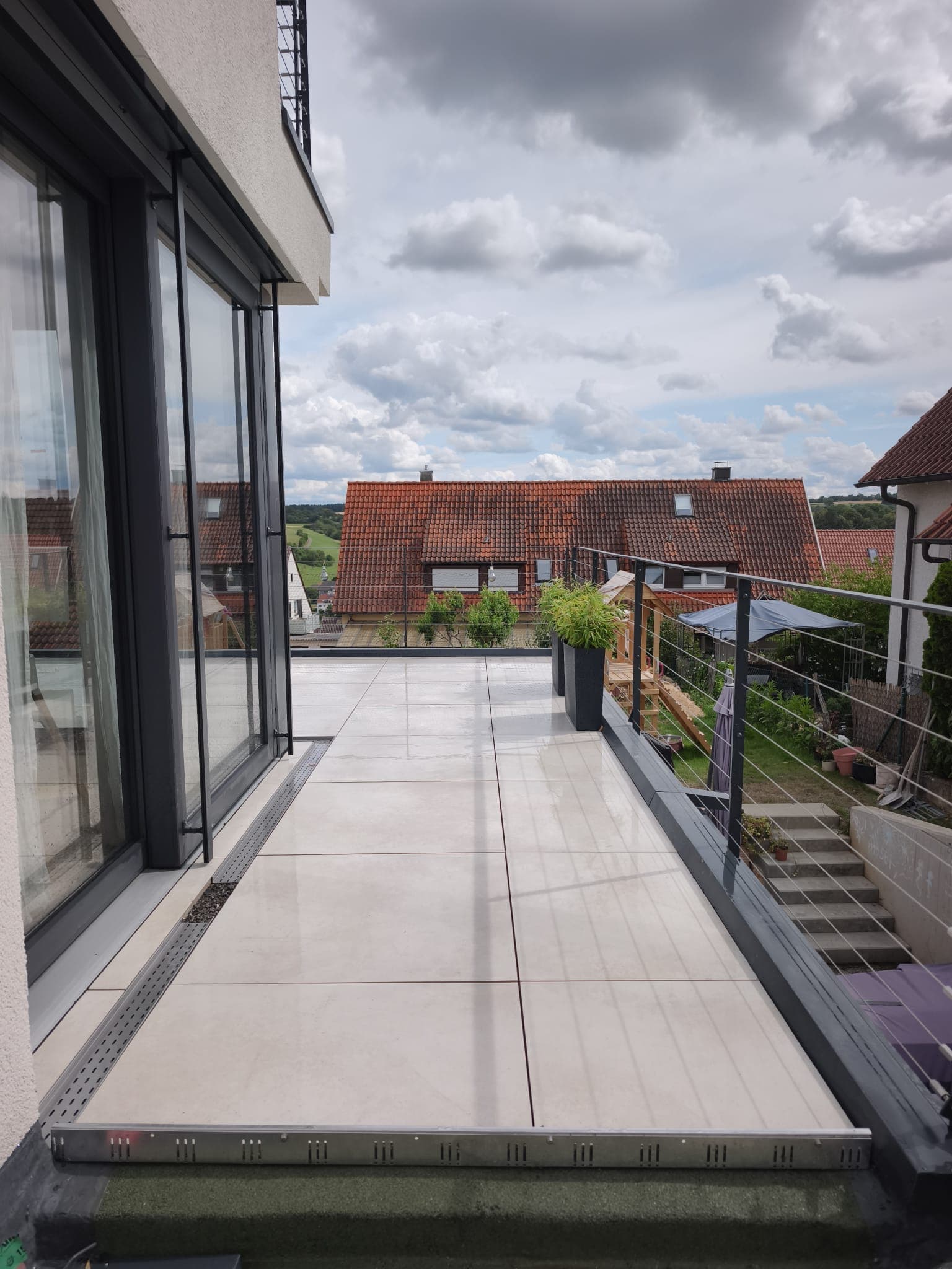 Terrasse mit Geländer und Ausblick